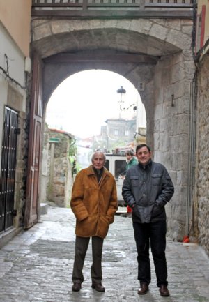 Rufo de Francisco y Romualdo Fernández, junto al arco de La Blanca