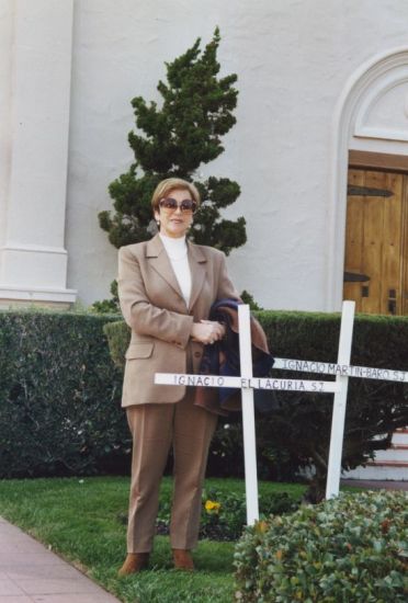 Victoria López Alonso en la Universidad de Santa Clara, California ante el jardín de recuerdo a los jesuitas asesinados en el Salvador